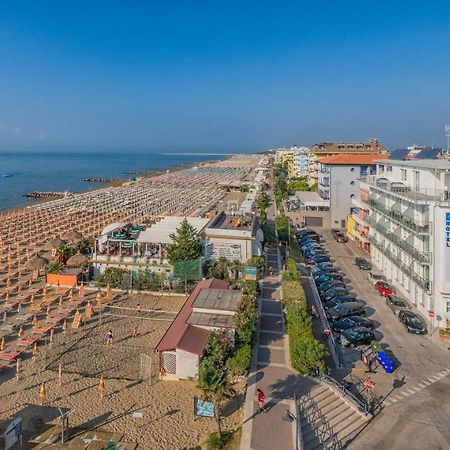 Hotel Austria Caorle Bagian luar foto