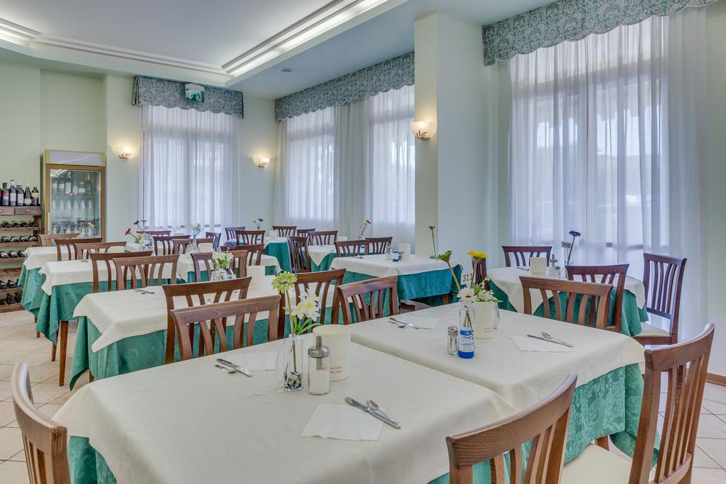 Hotel Austria Caorle Bagian luar foto