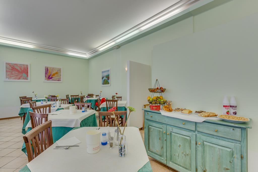 Hotel Austria Caorle Bagian luar foto