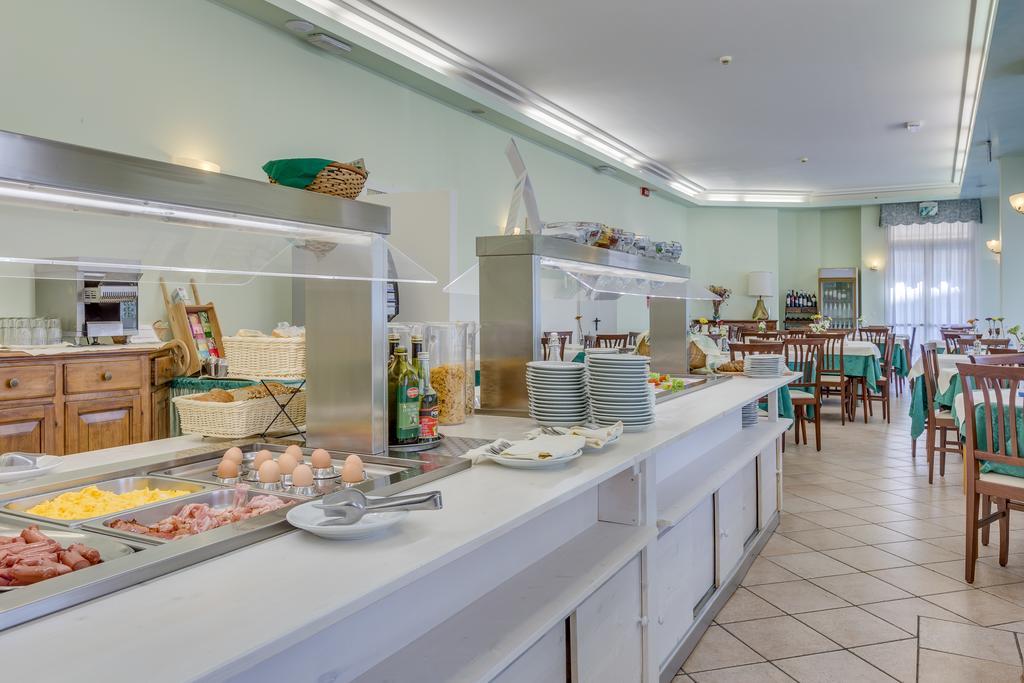 Hotel Austria Caorle Bagian luar foto