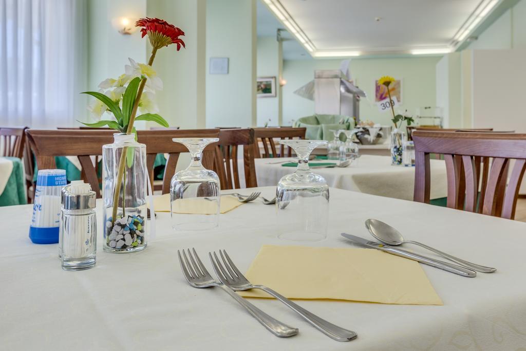 Hotel Austria Caorle Bagian luar foto