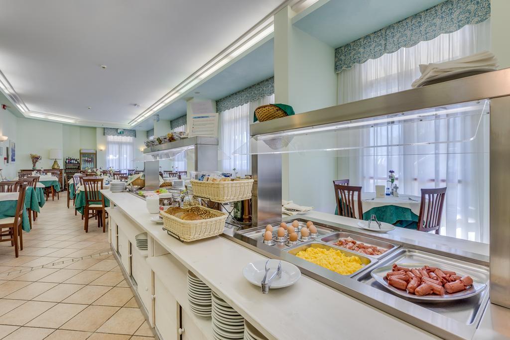 Hotel Austria Caorle Bagian luar foto