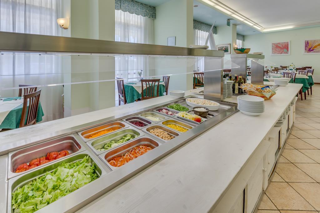 Hotel Austria Caorle Bagian luar foto