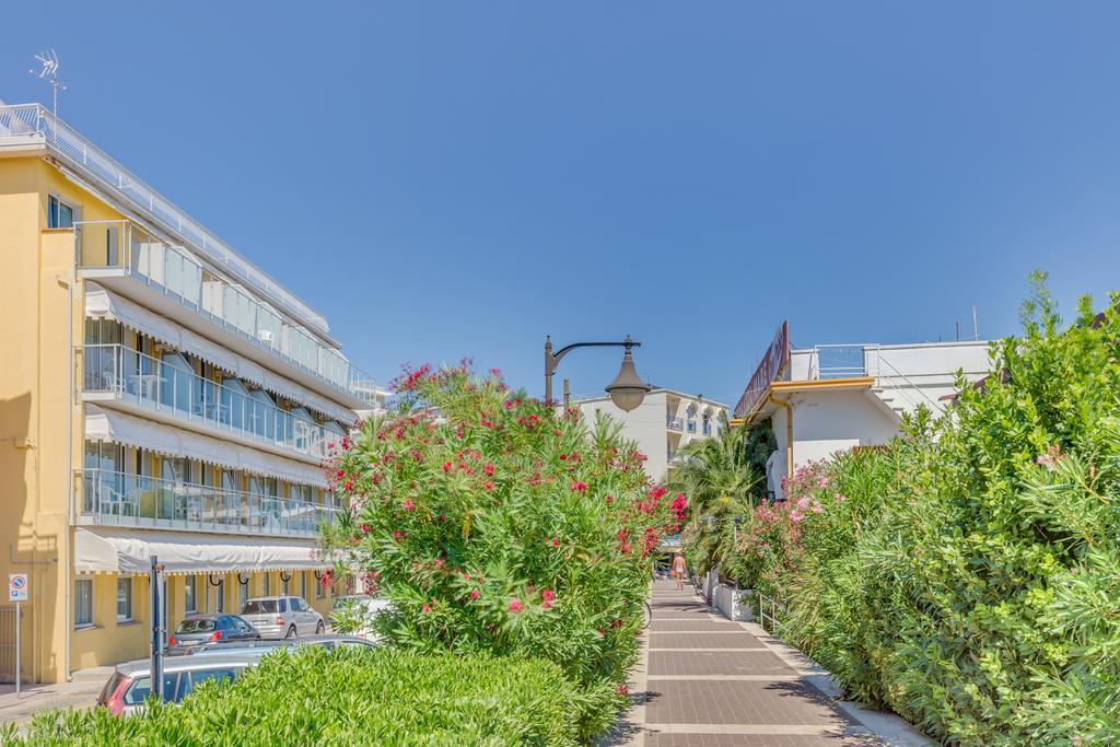 Hotel Austria Caorle Bagian luar foto