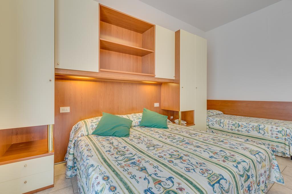 Hotel Austria Caorle Bagian luar foto