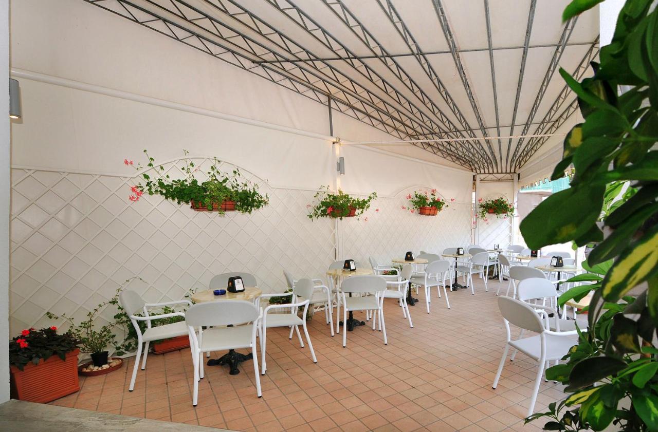 Hotel Austria Caorle Bagian luar foto