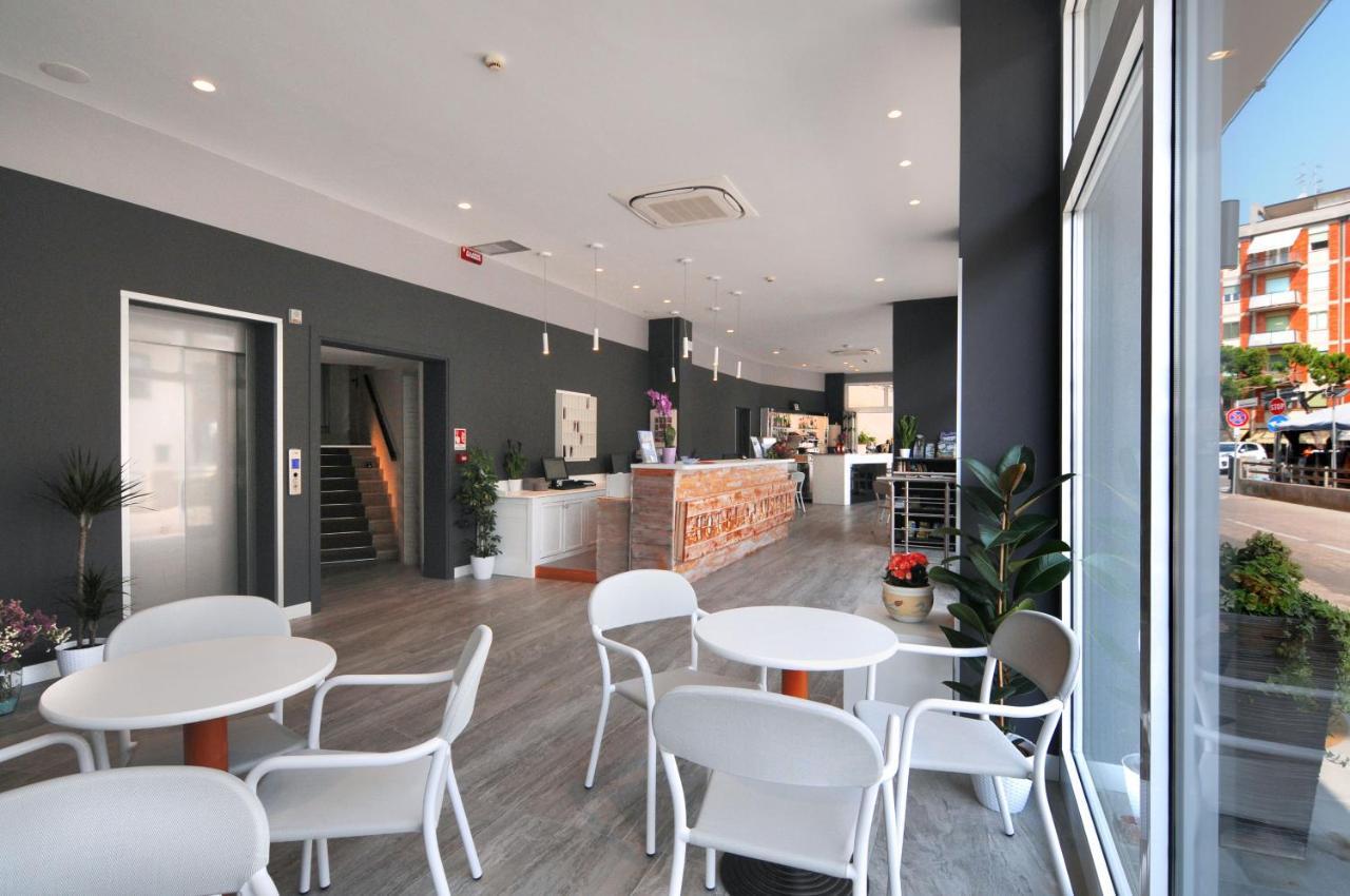 Hotel Austria Caorle Bagian luar foto