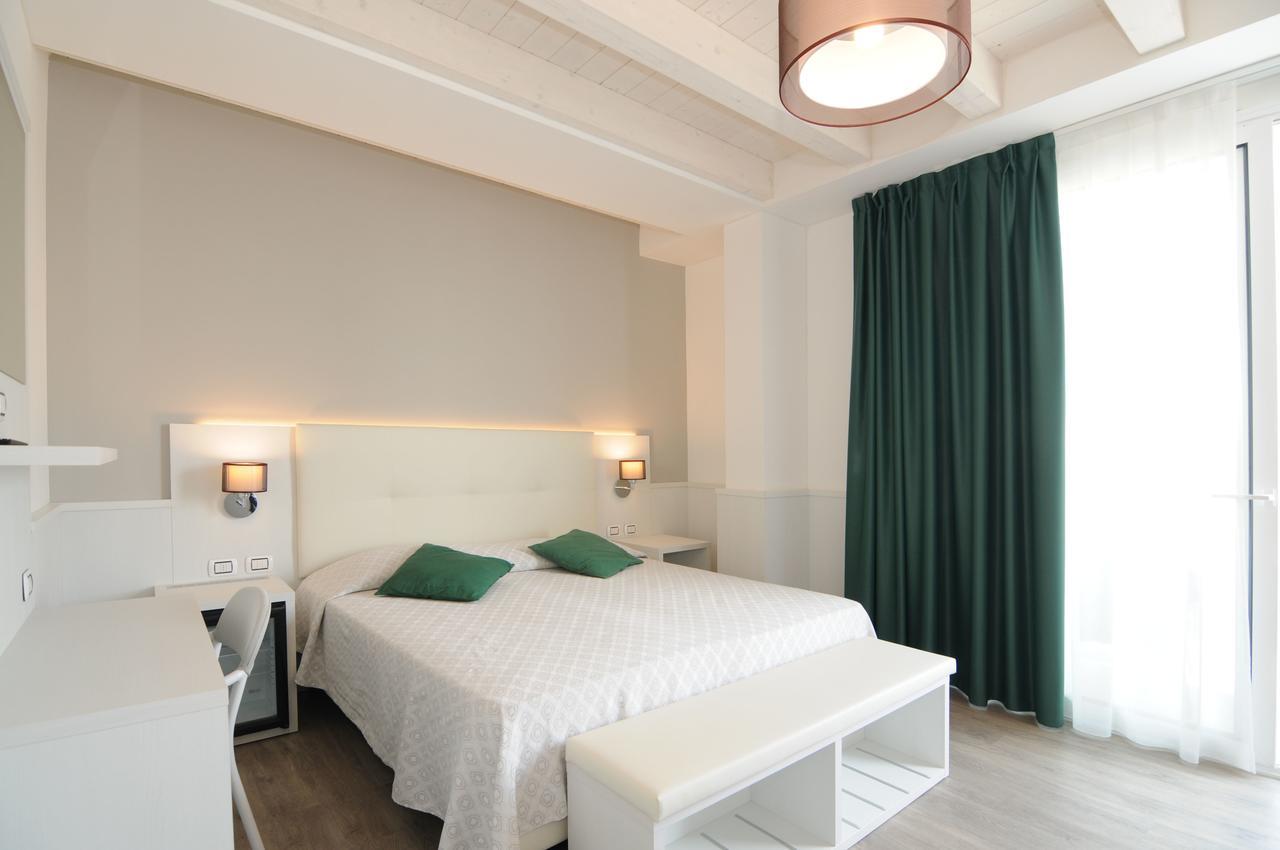 Hotel Austria Caorle Bagian luar foto