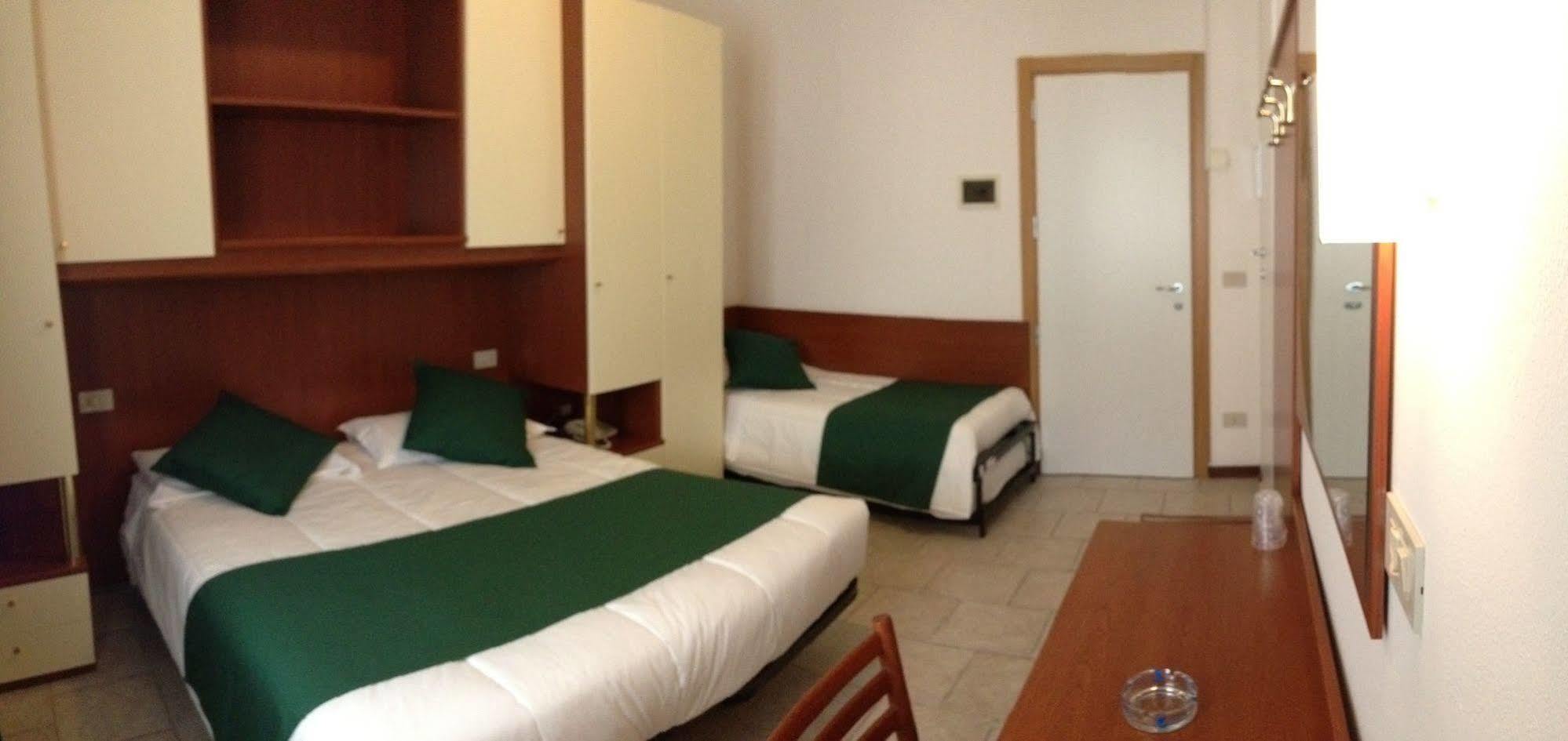 Hotel Austria Caorle Bagian luar foto
