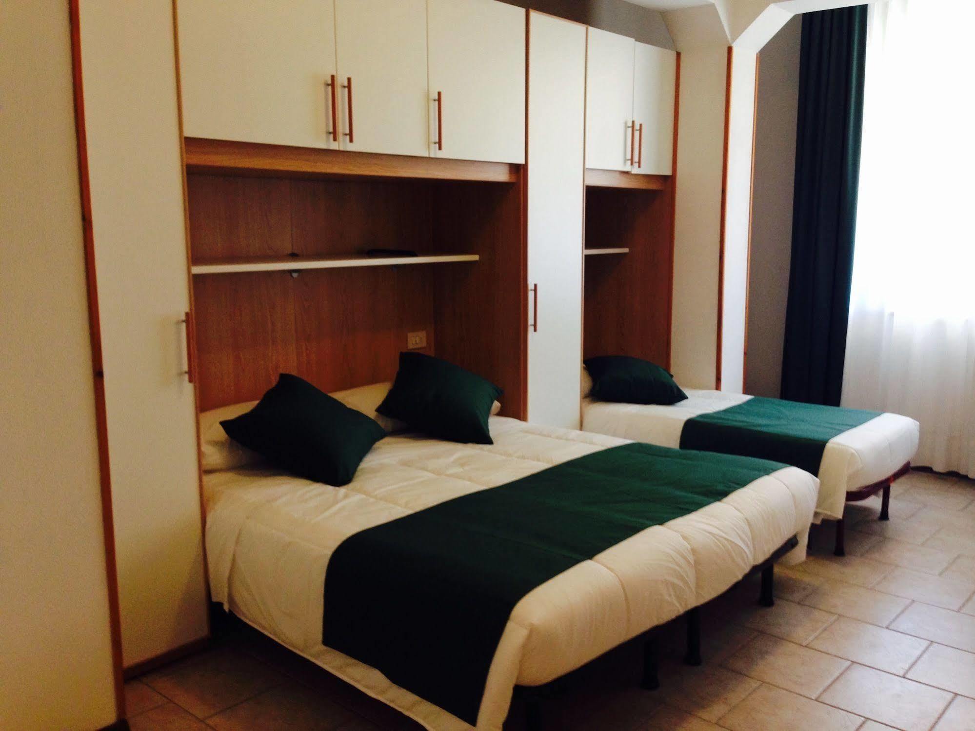 Hotel Austria Caorle Bagian luar foto