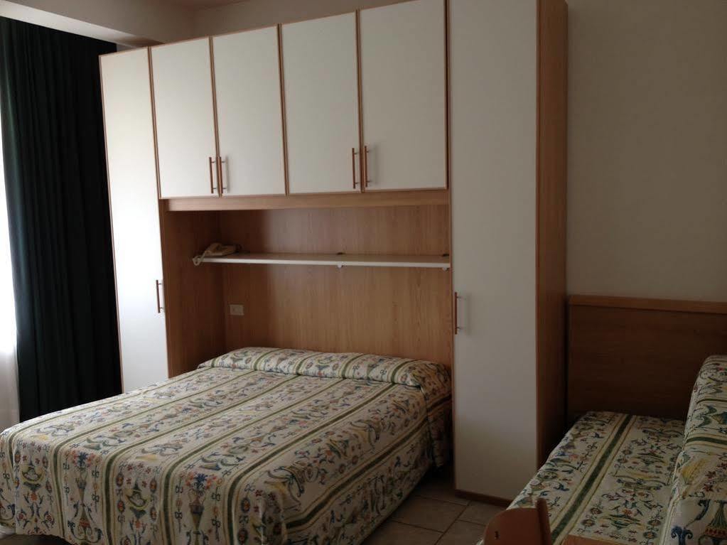 Hotel Austria Caorle Bagian luar foto