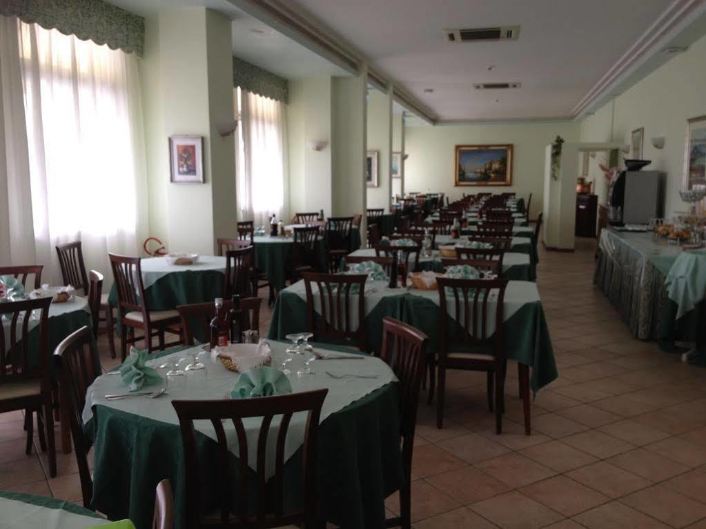 Hotel Austria Caorle Bagian luar foto