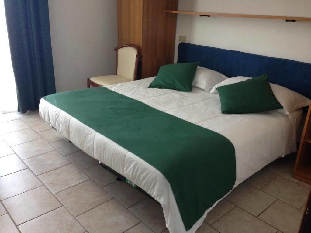 Hotel Austria Caorle Bagian luar foto