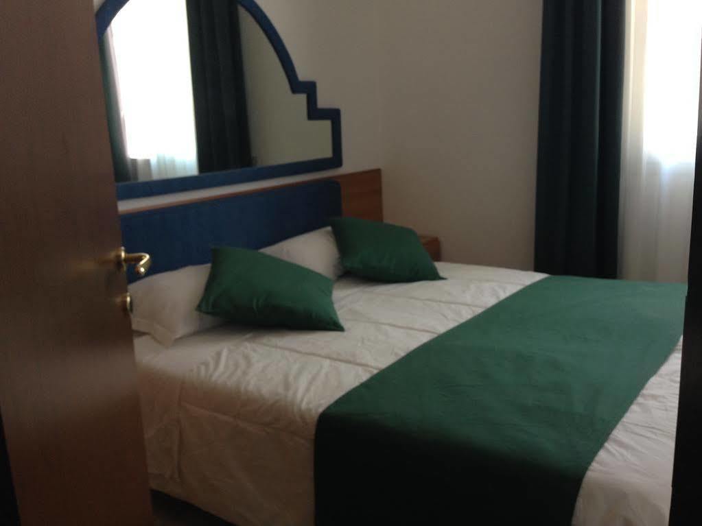 Hotel Austria Caorle Bagian luar foto