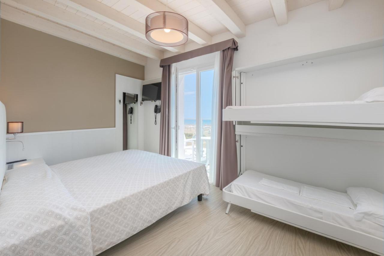 Hotel Austria Caorle Bagian luar foto
