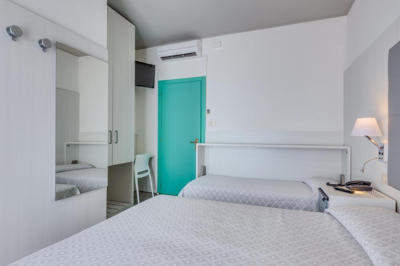 Hotel Austria Caorle Bagian luar foto